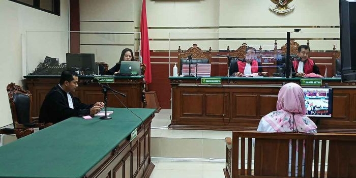 Malahatul Farda (kanan) saat menjalani sidang di PN Tipikor Surabaya. Foto: Ist