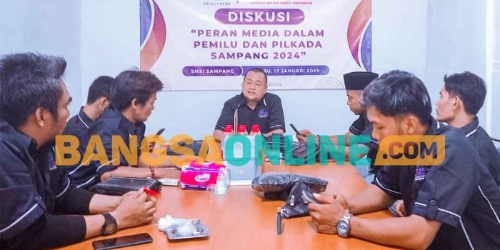 Pengurus SMSI Sampang saat melakukan diskusi Pemilu 2024. Foto: BANGSAONLINE