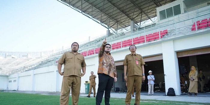 Bupati Kediri ketika meninjau progres pembangunan Stadion Gelora Daha Jayati. Foto: Ist