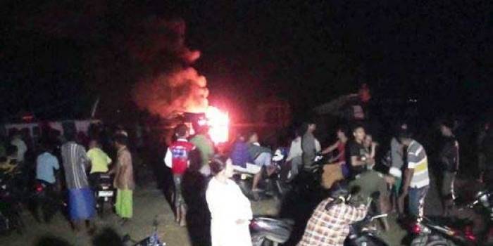 Kapal motor yang terbakar jadi tontonan warga. foto: rahmatullah/ BANGSAONLINE