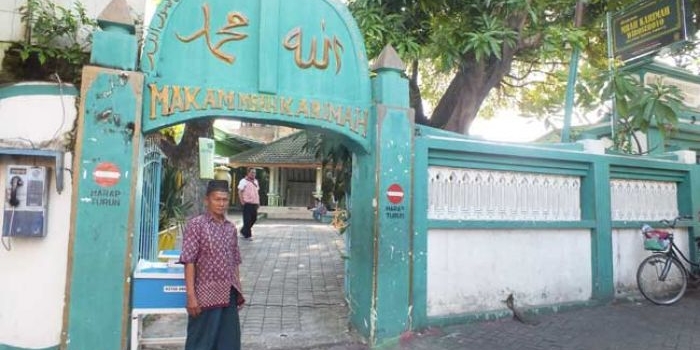 Lokasi Makam Mbah Karimah Wiroseroyo yang asri dan sejuk di dalam Kampung Kembang Kuning. foto: YUDI A/ BANGSAONLINE