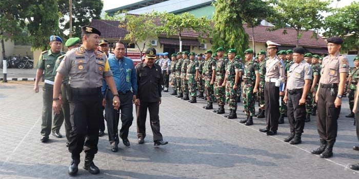 Kapolres AKBP Nanang Haryono saat meninjau personel apel gelar pasukan ketupat di Mapolres Tuban.