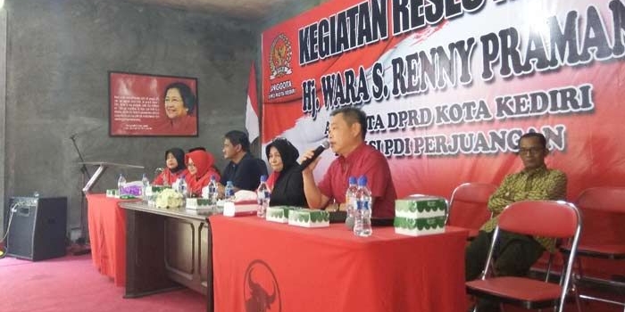 Calon wakil wali kota Kediri dari PDI Perjuangan Adi Suwono saat memberikan sambutan di kantor DPC PDIP Kota Kediri. 