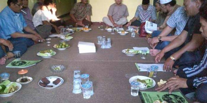 RGS SQ ketika rapat konsolidasi di markas RGS, komplek PPI, Manyar. (foto: syuhud/BANGSAONLINE)