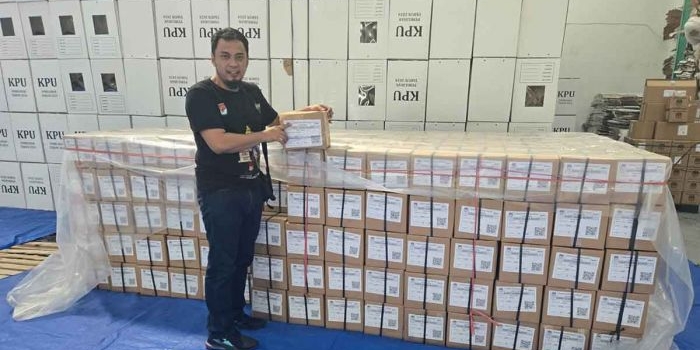 Ketua KPU Kabupaten Kediri, Nanang Qosim, saat menunjukkan box berisi surat suara. Foto: Ist