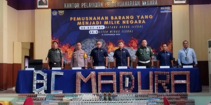 Pemusnahan rokok dan miras ilegal secara simbolis yang dilakukan Bea Cukai Madura bersama aparat terkait di KPPN Pamekasan