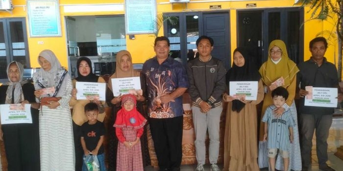 Kepala Desa Pelemwatu, Sukayin, bersama para penerima BLT tahun ini. Foto: Ist
