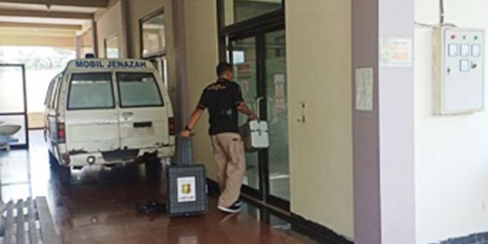 Proses autopsi terhadap dua korban meninggal dunia masih dilakukan oleh petugas dari RS Bhayangkara Kediri.