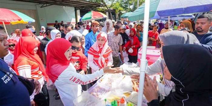 Gubernur Jawa Timur periode 2019-2024, Khofifah Indar Parawansa, bersama cucunya di Karnaval Budaya Kampung Jemur Wonosari.