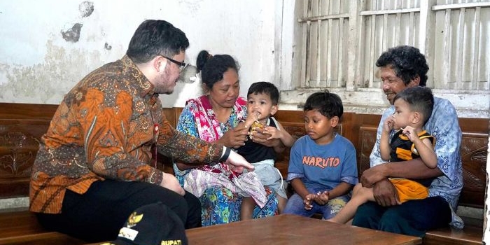 Bupati Kediri ketika berkunjung ke kediaman Sholikah. Foto: Ist