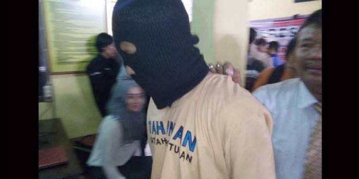 Tersangka penyebar video porno saat dikeler di Mapolres Tuban. foto: SUWANDI/ BANGSAONLINE