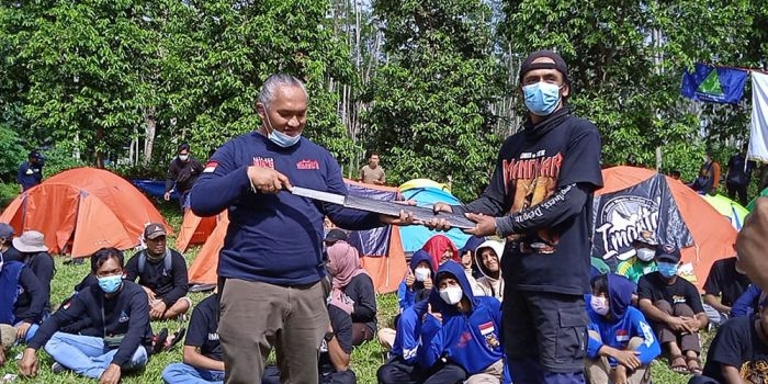 Koordinator Aliansi Relawan Peduli Lingkungan (ARPL) Kediri dr Ari Purnomo Adi (kiri), saat menerima cenderamata berupa golok atau alat pembabat gulma dari komandan Ragpal, Gatot Ragpal, salah satu anggota aliansi. foto: ist.