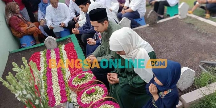 Calon Gubernur Jatim nomor urut 2, Khofifah Indar Parawansa, bersama keluarga saat ziarah sebelum mencoblos. Foto: DEVI FITRI AFRIYANTI/BANGSAONLINE