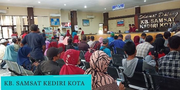 Masyarakat antre mengurus pembebasan administrasi pajak kendaraan bermotor di KB Samsat Kota Kediri Jawa Timur, Senin (23/9/2019). foto: bangsaonline.com