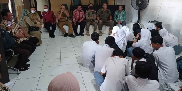 Satpol PP Sidoarjo saat mengamankan 31 Siswa di warung kopi di Kelurahan Magersari, Sidoarjo.