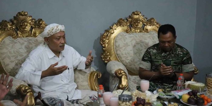 Pangdam V/Brawijaya, Mayjen TNI Farid Makruf, saat bersama Pengasuh LPI Al-Hamidy Pondok Pesantren Banyuanyar, Raden KH. Muhammad Rofi