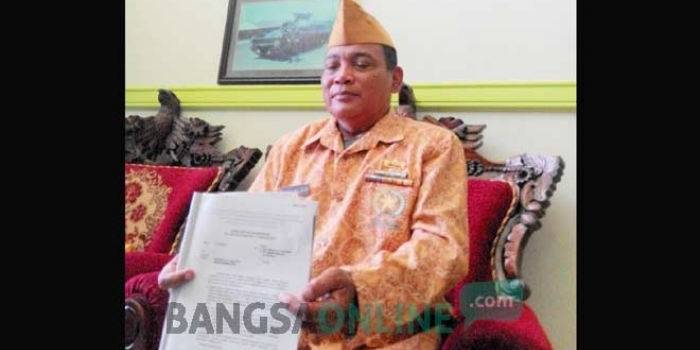 Achmad Malikan, Ketua DPC LVRI Kabupaten Jombang menunjukkan surat Mendagri, Kamis (18/8). foto:  ROMZA/ BANGSAONLINE