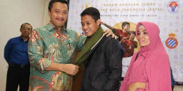 Menteri Pemuda dan Olahraga Imam Nahrawi memberikan cinderamata berupa sarung kepada Pesepakbola Evan Dimas didampingi ibunya sebelum ke Spanyol. foto: sindonews.com