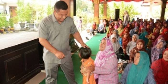 Bupati Mojokerto MKP berbincang dengan satu murid PAUD. Foto:humas