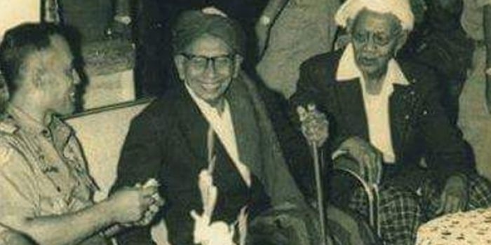 KH Abdul Wahab Hasbullah (tengah) dan KH M Bisri Syansuri (kanan). Foto: tambakberas.com