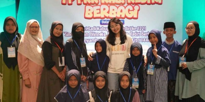 berbagi-kebahagiaan-ketua-tp-pkk-kabupaten-kediri-beri-santunan-ke-anak-yatim