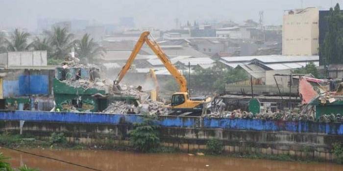 Alat berat saat merobohkan bangunan di kawasan Kalijodo.