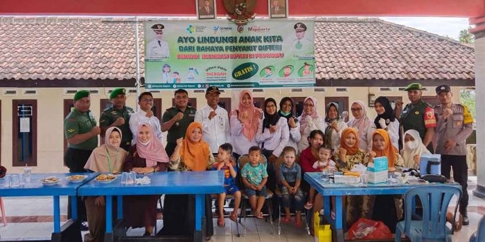 Petugas Puskesmas dan mahasiswa KKN IKHAC Mojokerto saat imunisasi massal untuk masyarakat di Desa Kunjorowesi.