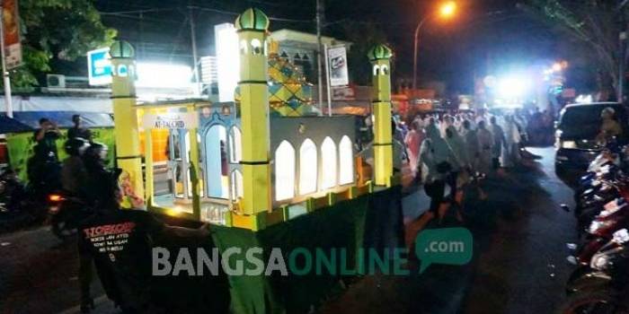 Para santri saat mengikuti takbir keliling, Minggu (11/9) malam. 
foto: RONY S/ BANGSAONLINE.