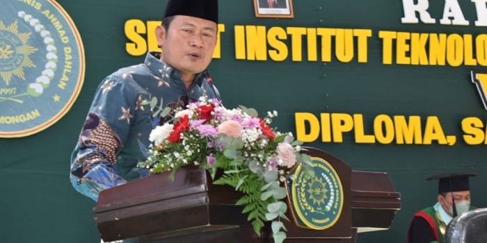 Bupati Yuhronur Efendi saat memberikan sambutan dalam wisuda ke-1 dan milad ke-1 Institut Teknologi dan Bisnis Ahmad Dahlan (ITB AD) Lamongan, Sabtu (9/10).