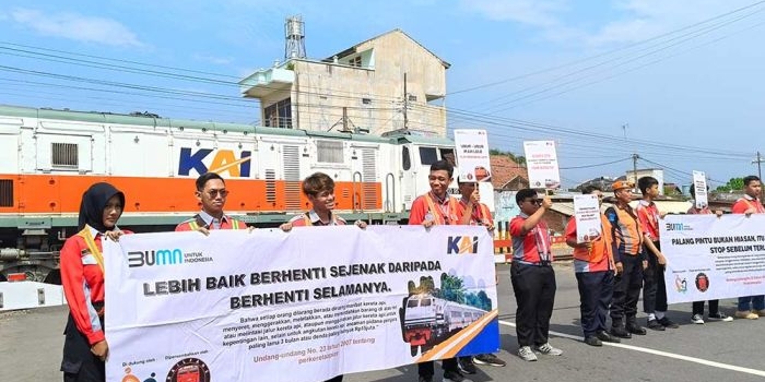 pt-kai-daop-7-madiun-gandeng-railfans-sosialisasi-keselamatan-di-perlintasan-sebidang