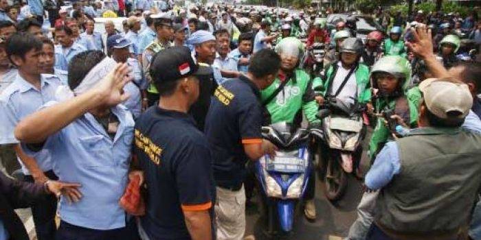 Bentrok sopir taksi dan ojek online.