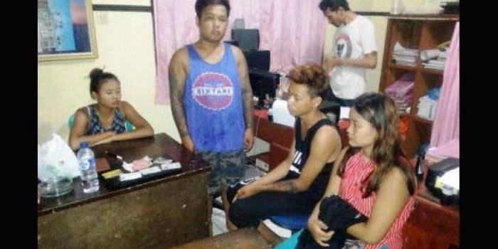 Para tersangka pembawa kabur mobil pikap ini dalam pemeriksaan Polsek Ketapang Banyuwangi.