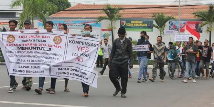 Warga Rahayu saat aksi jalan kaki menuntut kompensasi dari JOB-PPEJ di depan kantor Pemkab.