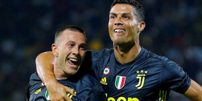 Ronaldo saat merayakan gol kedua Juventus bersama Bernardeschi. 