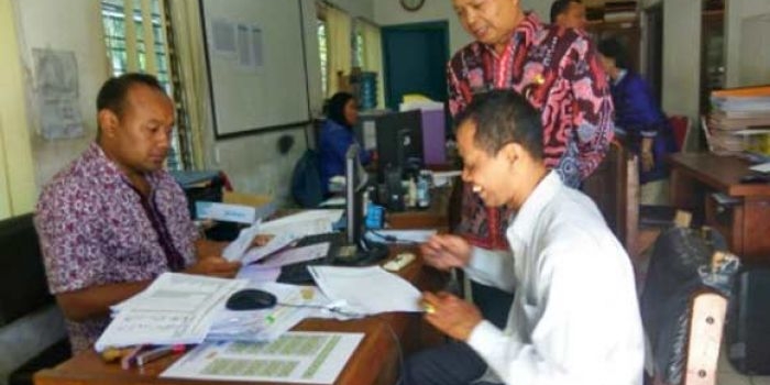 MUMPUNG GRATIS: Seorang warga mengisi formulir pendaftaran Mudik Gratis 2017 di Kantor Dishub Sidoarjo, Selasa (6/6). foto: istimewa
