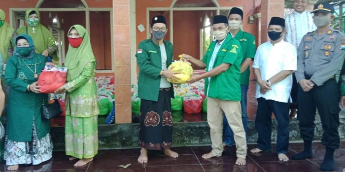 Hj. Anisah dan putranya saat menyalurkan bantuan secara simbolis kepada pengurus Muslimat disaksikan Camat dan Muspika Rembang.