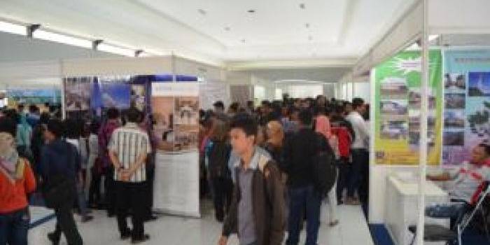 CARI KERJA. Suasana job fair yang diselenggarakan Pemkab Bojonegoro. foto : eki nurhadi/bangsaonline