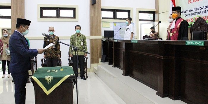 Ketua Pengadilan Negeri Bangil Akhmad Fazrinnoor Susilo Dewantoro, S.H., M.H. melantik Tonggak Panitera baru, Jum