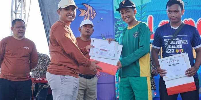 Wakil Wali Kota Pasuruan Adi Wibowo saat menyerahkan hadiah kepada para juara lomba mancing. 