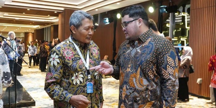 Bupati Kediri (kanan) ketika berbincang dengan Sekdakab Kediri. Foto: Ist