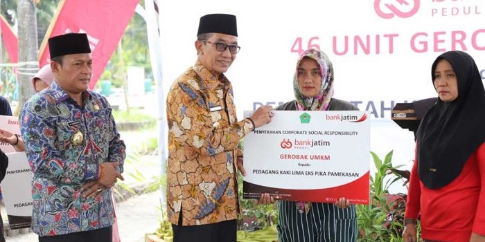 bupati-pamekasan-serahkan-bantuan-46-unit-gerobak-dari-bank-jatim-kepada-pkl