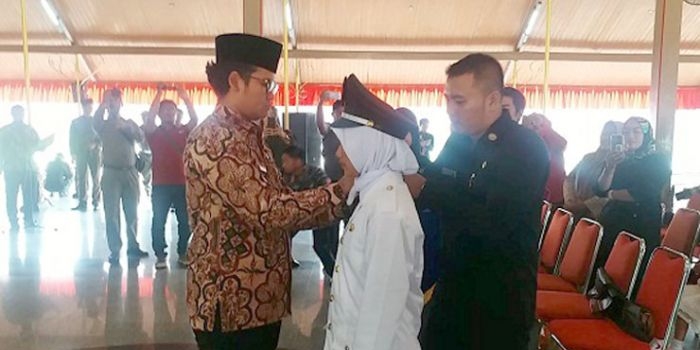 Bupati Bangkalan R. Abdul Latif Imron memyematkan tanda jabatan kepada Muawwalah Syakur saat dilantik sebagai Kades Galis Dajah di Pendopo, Jumat (10/01).