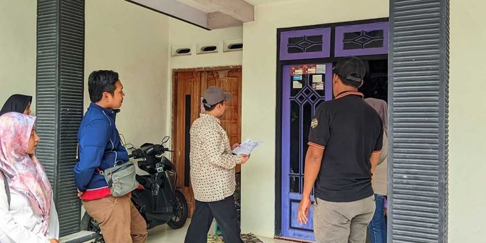 Bawaslu Gresik saat turun ke masyarakat untuk uji petik kepatuhan dan ketaatan prosedur coklit. Foto: Ist.