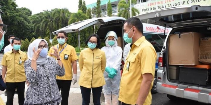 Direksi Petrokimia Gresik bersama Dirut PT Nusantara Sebelas Medika saat meninjau bantuan APD dan obat-obatan di Posko Command Center GOR Tri Dharma Petrokimia Gresik.