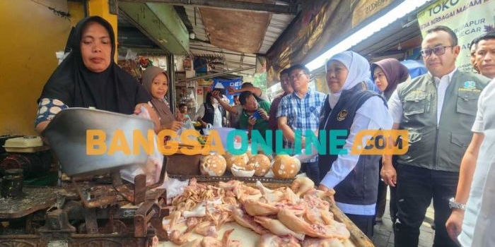 Gubenur Khofifah saat meninjau salah satu stan pedagang di Pasar Dukuh Kupang. Foto: Devi Fitri Afriyanti/BANGSAONLINE