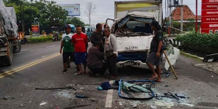 tiga-kendaraan-di-tulungagung-kecelakaan-beruntun-pemotor-masuk-ke-kolong-truk-tronton