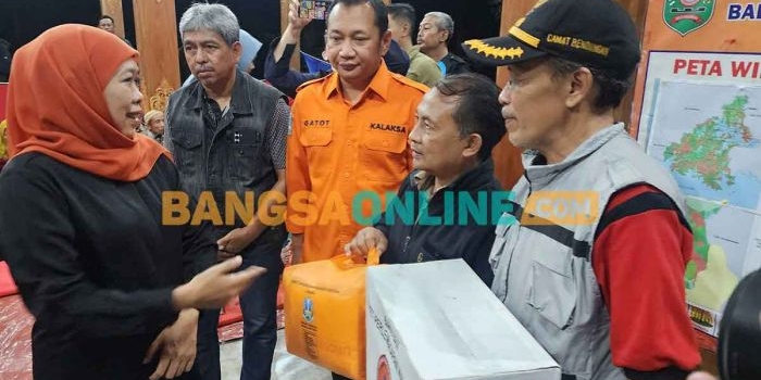 tinjau-longsor-trenggalek-gubernur-khofifah-serahkan-bantuan-dan-siapkan-relokasi-hunian