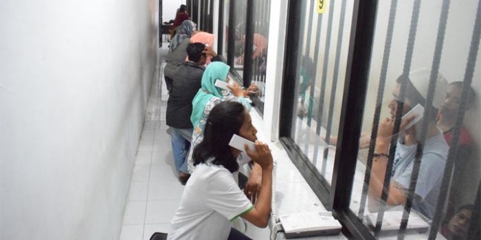 Para pembesuk tahanan di Mapolresta Sidoarjo.