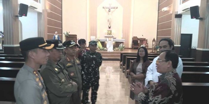 jelang-natal-2025-bupati-madiun-tinjau-gereja-dan-pos-pengamanan