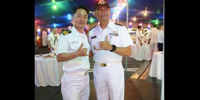 Dua komandan kapal perang Korea Selatan, Capt. Whong Sunwoo dan Capt. Warren Copps, di Lounge Room Perwira KRI REM – 331.